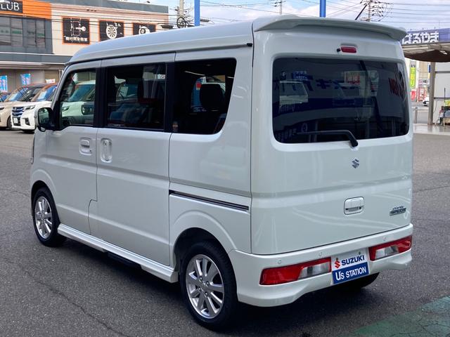 走行中に左右の区画線を検知し、自車の走行パターンを計測。システムがふらつきを判断した場合、ブザー音などの警報によって、注意を促します。