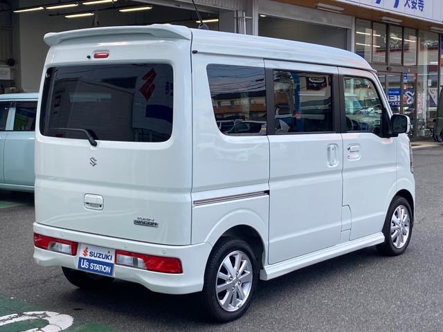 スイッチ操作だけでドアミラーの格納展開が可能。さらに携帯リモコンやリクエストスイッチで施錠すると、自動でドアミラーを折り畳むリモート格納を採用しています。