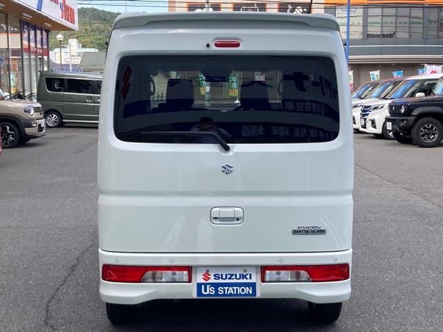 リヤバンパーに内蔵した超音波センサーで後方の障害物との距離を測り、４段階のブザー音とメーター表示で障害物の接近をお知らせします。バックカメラがなくても後方確認の安全性が保たれます。