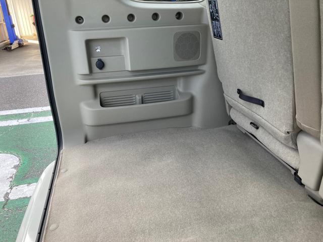 エブリイワゴンには、多彩な販売会社装着アクセサリー（別売）を取り付けることができるユーティリティーナットやラゲッジボードステーを標準装備しています。