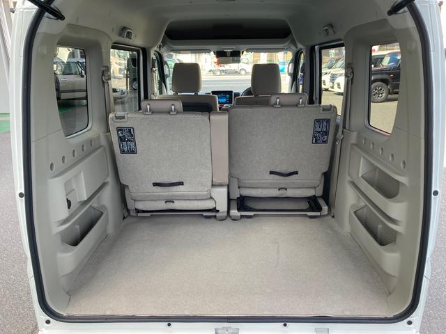 左右独立スライド機構付のリヤシートは、前後に１８０ｍｍスライド。足元のスペースにゆとりがあり、リクライニング機構とあわせて快適に過ごせます。