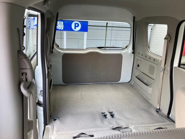 多彩なシートアレンジで長尺物も余裕で積載。フルフラットにすれば、車中泊もできる快適空間に。