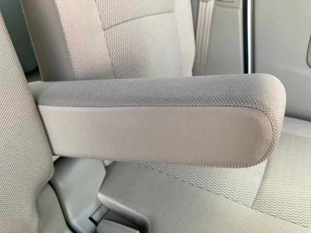 後席用アームレスト。