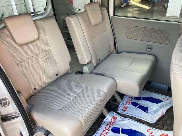 左右独立スライド機構付のリヤシートは、前後に１８０ｍｍスライド。足元のスペースにゆとりがあり、リクライニング機構とあわせて快適に過ごせます。