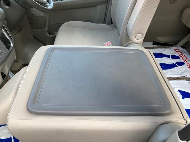シートバックテーブル。