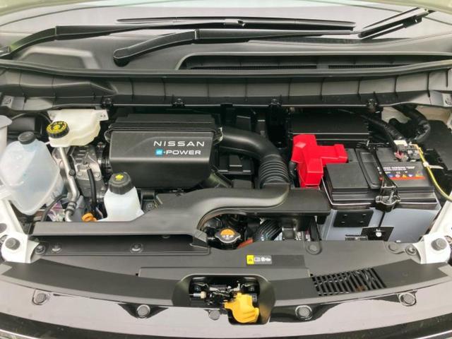 セレナ ｅパワーハイウェイスターＶ　保証書／純正　９インチ　メモリーナビ／フリップダウンモニター　純正　１１インチ／インテリジェントルームミラー／エマージェンシーブレーキ／ハンズフリー両側電動スライドドア／アラウンドビューモニター（45枚目）