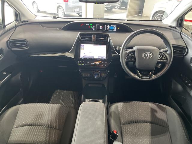 プリウス Ｓセーフティプラス　１年保証付・禁煙車・純正ナビ・ＴＶ・ＣＤ・ＤＶＤ・Ｂｌｕｅｔｏｏｔｈ・バックモニター・トヨタセーフティ・パーキングアシスト・クルーズコントロール・ヘッドアップディスプレイ・クリアランスソナー・ドラレコ（8枚目）