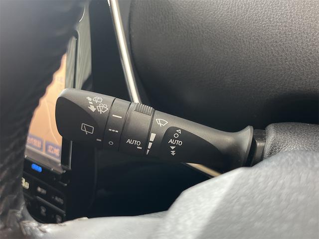 プリウス Ｓセーフティプラス　１年保証付・禁煙車・純正ナビ・ＴＶ・ＣＤ・ＤＶＤ・Ｂｌｕｅｔｏｏｔｈ・バックモニター・トヨタセーフティ・パーキングアシスト・クルーズコントロール・ヘッドアップディスプレイ・クリアランスソナー・ドラレコ（13枚目）