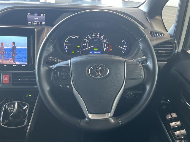 ヴォクシー ハイブリッドＺＳ　煌　１年保証付・禁煙車・純正ナビ・ＴＶ・ＣＤ・ＤＶＤ・Ｂｌｕｅｔｏｏｔｈ・バックモニター・トヨタセーフティ・クルーズコントロール・両側パワースライド・シートヒーター・ＬＥＤオートライト・ドラレコ・ＥＴＣ（9枚目）