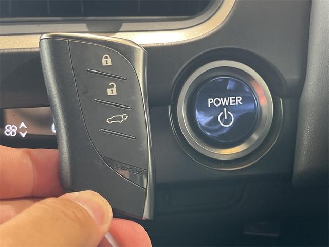 ＵＸ ＵＸ２５０ｈ　Ｆスポーツ　１年保証付・禁煙車・専用本革スポーツ赤シート・ナビ・ＴＶ・Ｂｌｕｅｔｏｏｔｈ・バックモニター・レクサスセーフティ・クルーズコントロール・パワーバックドア・パワーシート・三眼ＬＥＤオートライト・ドラレコ（22枚目）
