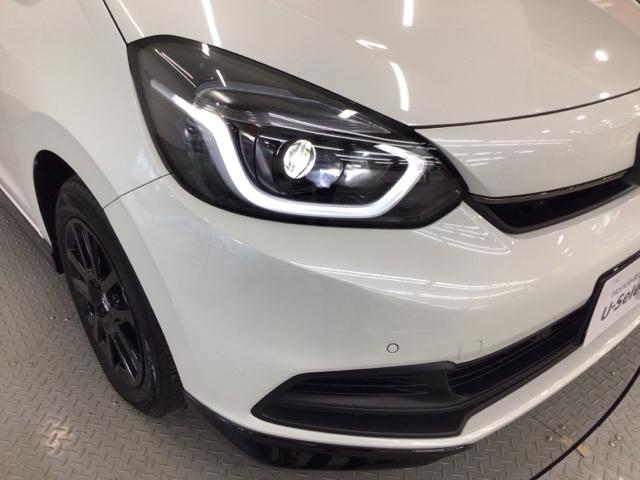 フィット ｅ：ＨＥＶホームブラックスタイル　デモカーＵＰ・ＬＥＤ・ディスプレイオーディオ・純正ＡＷ・ホンダＣＯＮＮＥＣＴ　オートライト　Ｂカメラ　１オーナー　ＬＥＤライト　クリアランスソナー　サイドＳＲＳ　オートクルーズコントロール　ＶＳＡ（3枚目）