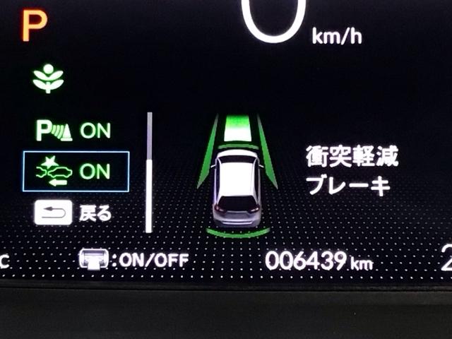 フィット ｅ：ＨＥＶホームブラックスタイル　デモカーＵＰ・ＬＥＤ・ディスプレイオーディオ・純正ＡＷ・ホンダＣＯＮＮＥＣＴ　オートライト　Ｂカメラ　１オーナー　ＬＥＤライト　クリアランスソナー　サイドＳＲＳ　オートクルーズコントロール　ＶＳＡ（7枚目）