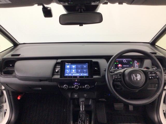 フィット ｅ：ＨＥＶホームブラックスタイル　デモカーＵＰ・ＬＥＤ・ディスプレイオーディオ・純正ＡＷ・ホンダＣＯＮＮＥＣＴ　オートライト　Ｂカメラ　１オーナー　ＬＥＤライト　クリアランスソナー　サイドＳＲＳ　オートクルーズコントロール　ＶＳＡ（16枚目）