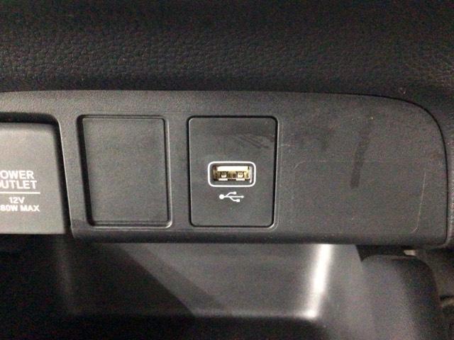 フィット ｅ：ＨＥＶホーム　デモカーＵＰ・ＬＥＤ・ホンダＣＯＮＮＥＣＴ・メモリナビ・バックカメラ・ＥＴＣ　前後誤発進抑制機能　クリソナ　助手席エアバッグ　運転席エアバッグ　１オナ　アイドリングストップ　ＬＥＤライト　ＵＳＢ接続（11枚目）