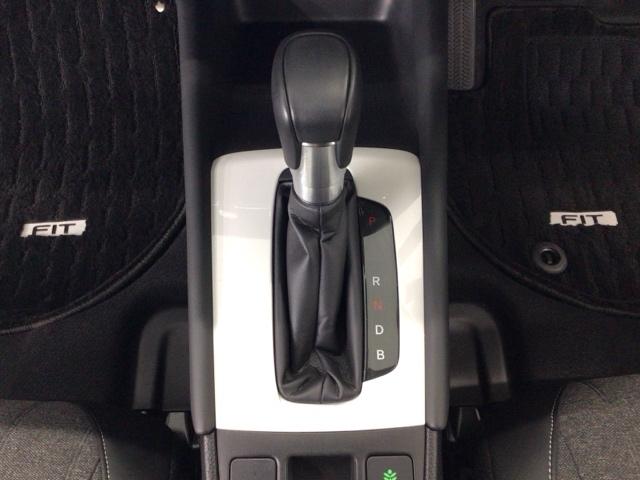 フィット ｅ：ＨＥＶホーム　デモカーＵＰ・ＬＥＤ・ホンダＣＯＮＮＥＣＴ・メモリナビ・バックカメラ・ＥＴＣ　前後誤発進抑制機能　クリソナ　助手席エアバッグ　運転席エアバッグ　１オナ　アイドリングストップ　ＬＥＤライト　ＵＳＢ接続（27枚目）