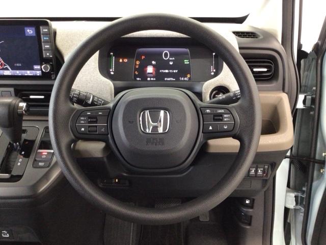 フリード ｅ：ＨＥＶエアー　デモカーＵＰ・ＬＥＤ・フルセグ・ホンダＣＯＮＮＥＣＴ・スマートキー・ＥＴＣ　キーフリ　両側電動ドア　クルコン　サイドエアバッグ　盗難防止装置　オートエアコン　ＬＥＤライト　フルセグＴＶ　ワンオーナー（17枚目）