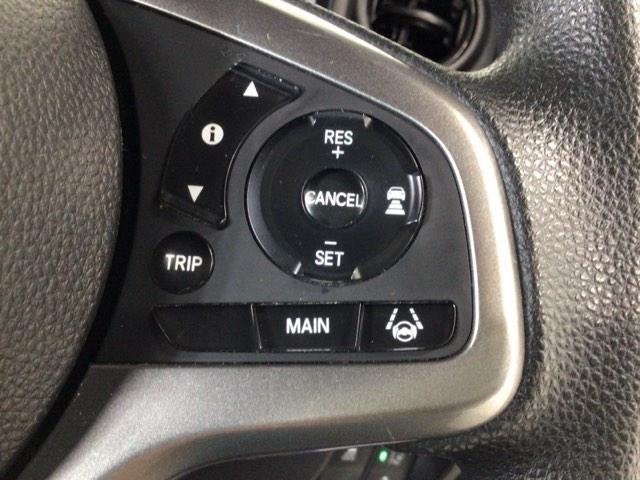 【アダプティブ・クルーズ・コントロール】予め設定した車速内でクルマが自動的に加減速。前走車との適切な車間距離を維持しながら追従走行し、高速道路でのドライバーの疲労を軽減してくれる嬉しい機能付♪