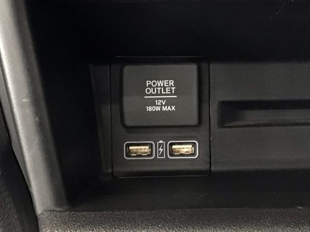 充電用ＵＳＢジャックを２個装備！ｉＰｈｏｎｅはもちろん少しアンペアが高めのｉＰａｄも充電することが出来ます（運転しながら充電できます）