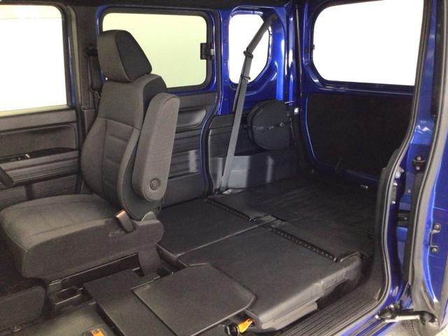 大容量の空間を自由に使いこなす、ホンダ独自のダブルビッグ大開口です！助手席側のセンターピラーをなくし、助手席とリアシートはフラットになります！