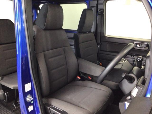 【前席】充分な広さを確保した、快適な前席！インテリアカラーも落ち着いたお色です♪センターアームレストも付いて、リラックスした姿勢で運転していただけます♪