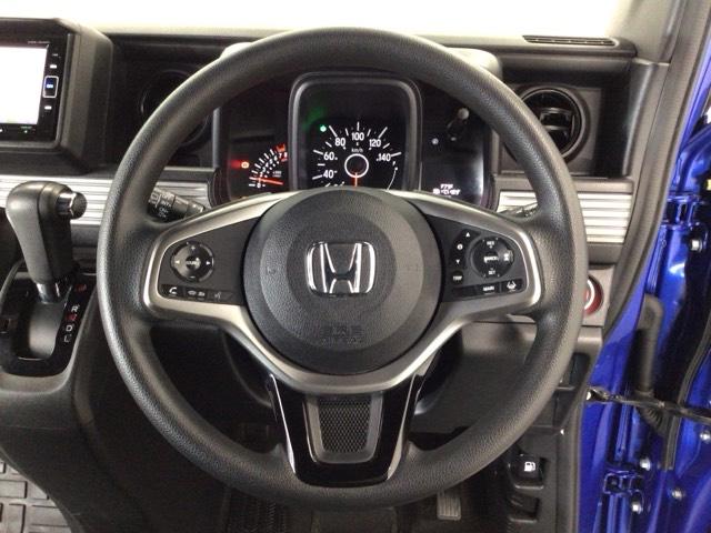 【ハンドル】運転にかかわる様々な操作を安全に行えるように視点移動が少なく操作性に配慮されたスイッチ類が凝縮されたコックピットです。