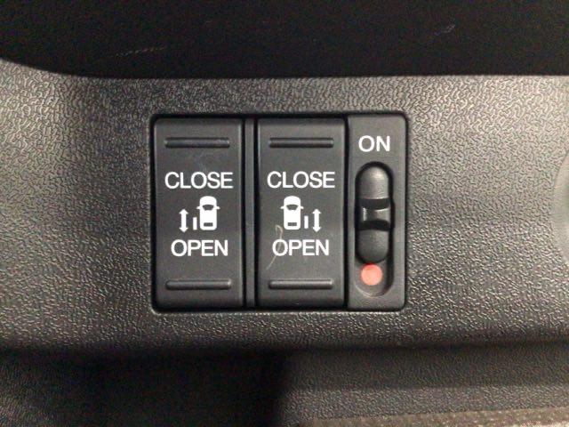 【両側パワースライドドア】両側がパワースライドドアになっており、運転席のスイッチやスマートキーでも開閉が可能です！開口部も広いので乗り降りも楽々♪