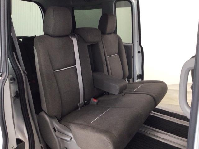 【２列目】２列目シートももちろん足下広々で快適♪収納式のアームレストも装備しており、後席の方もユッタリおくつろぎいただけます♪是非一度実際にご覧になってください！