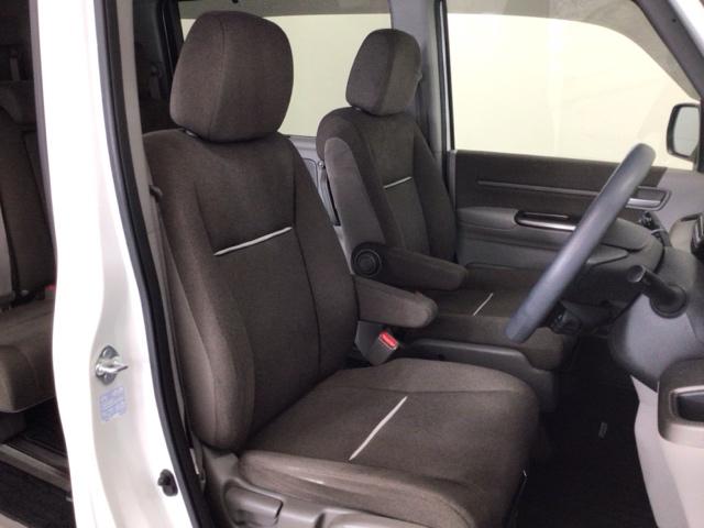 【前席】体を包み込むような形状でホールド感のあるフロントシート。しっかりと支えてくれるので長時間の運転を快適にサポートしてくれます。もちろん足元もゆったりしてますのでおくつろぎいただけます♪