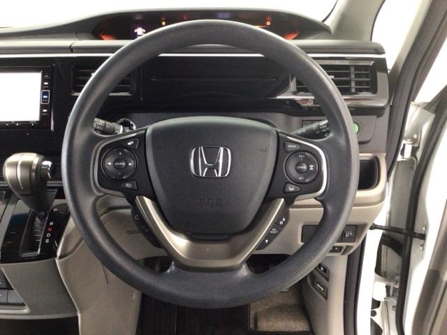 【ハンドル】運転にかかわる様々な操作を安全に行えるように視点移動が少なく操作性に配慮されたスイッチ類が凝縮されたコックピットです。