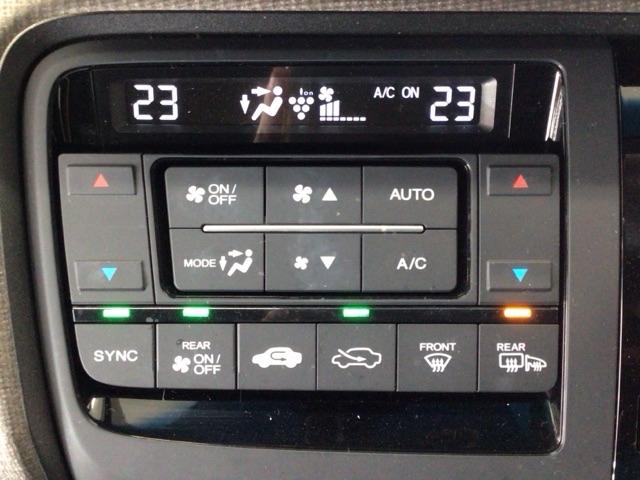 【左右独立オートエアコン】左右席で独立温度コントロールが可能です。運転席はキンキンに冷やして助手席はマイルドにと言った設定が可能です☆暑さ寒さでケンカすることもなくなりますね♪