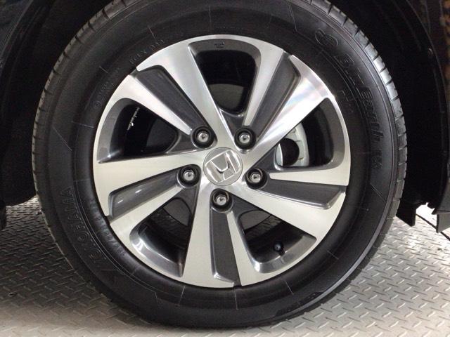 【アルミホイール】純正アルミホイール装備！足元を際立たせ、軽快な走りを演出します！印象もアップし、スタイルも引き締まります！スポーティーさの中にラグジュアリーを感じさせるデザインですね♪