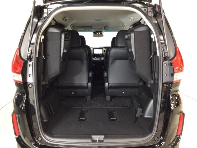 ３列シートを跳ね上げると、大きな荷物も積みこめます！使い勝手もいいですね♪