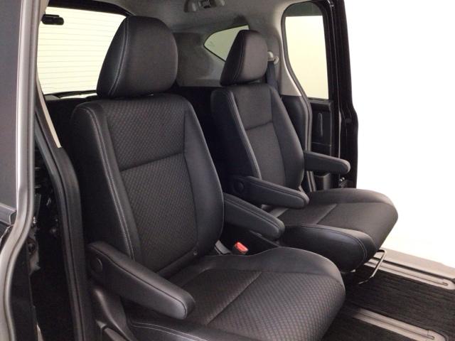 ★２列目セパレートシート★　２列目のシートは、独立したセパレートシート！体をつつみこむので、長距離ドライブも快適に楽しめます！