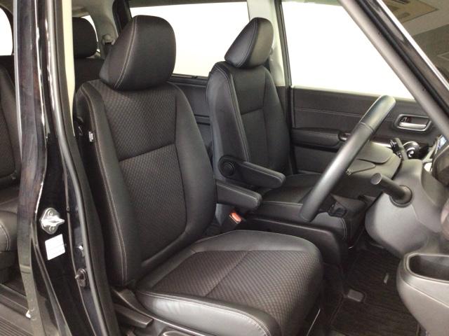 【前席】体を包み込むような形状でホールド感のあるフロントシート。しっかりと支えてくれるので長時間の運転を快適にサポートしてくれます。もちろん足元もゆったりしてますのでおくつろぎいただけます♪