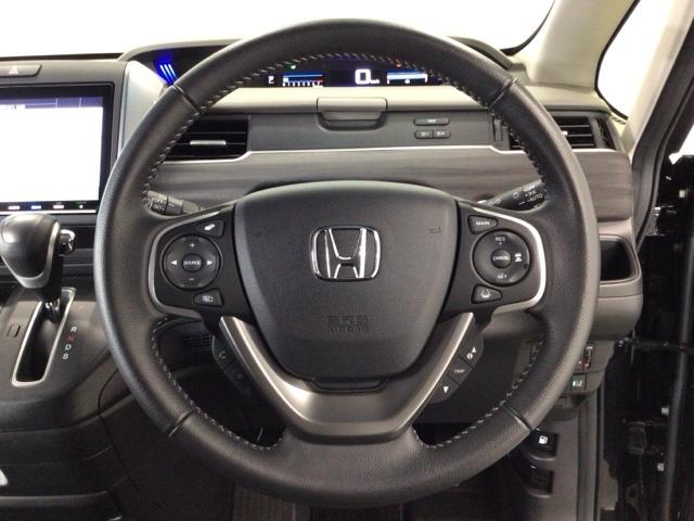 【ハンドル】運転にかかわる様々な操作を安全に行えるように視点移動が少なく操作性に配慮されたスイッチ類が凝縮されたコックピットです。