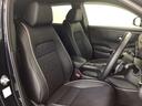 【前席】体を包み込むような形状でホールド感のあるフロントシート。しっかりと支えてくれるので長時間の運転を快適にサポートしてくれます。もちろん足元もゆったりしてますのでおくつろぎいただけます♪