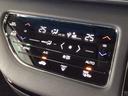 【左右独立オートエアコン】左右席で独立温度コントロールが可能です。運転席はキンキンに冷やして助手席はマイルドにと言った設定が可能です☆暑さ寒さでケンカすることもなくなりますね♪