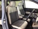 【前席】体を包み込むような形状でホールド感のあるフロントシート。しっかりと支えてくれるので長時間の運転を快適にサポートしてくれます。もちろん足元もゆったりしてますのでおくつろぎいただけます♪