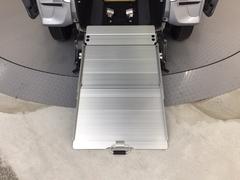 日頃から車いすを利用し、クルマのシートへの乗り移りが難しい方におすすめです。車いすに乗ったまま移動できるので、車いすをご利用の方の移動をサポートするとともに、介護する方の負担を軽減します。 5