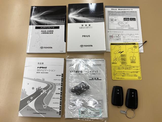 プリウス ＳセーフティプラスＩＩ　ワンオーナー　ユーザー買取車　プッシュスタート　スマートキー２個　純正ＳＤナビ　テレビ　ブルートゥース　バックカメラ　ブラインドスポット　ＲＣＴＡ　ドラレコ　ステアリングスイッチ　１００Ｖ電源（55枚目）