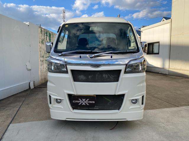 ハイゼットトラック ジャンボ ワンオーナー ユーザー買取車 翔プロデュースエアロ 荷台トノカバー リアルーフウイング キーレス LEDライト フロントフォグ パワステ パワーウィンドウ フロアオートマ マット バイザー 禁煙車(4枚目)