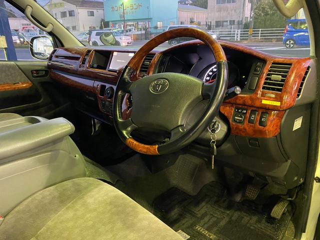 ハイエースワゴン グランドキャビン　１０人乗り　ユーザー買取車　パワースライド　ナビ　フルセグ　Ｂｌｕｅｔｏｏｔｈ　ＤＶＤビデオ再生　バックカメラ　ＥＴＣ　ＬＥＤライト　オートライト　リクライニングシート　ＡＣ１００Ｖ　コンビハンドル（3枚目）
