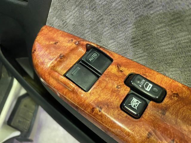 ハイエースワゴン グランドキャビン　１０人乗り　ユーザー買取車　パワースライド　ナビ　フルセグ　Ｂｌｕｅｔｏｏｔｈ　ＤＶＤビデオ再生　バックカメラ　ＥＴＣ　ＬＥＤライト　オートライト　リクライニングシート　ＡＣ１００Ｖ　コンビハンドル（18枚目）