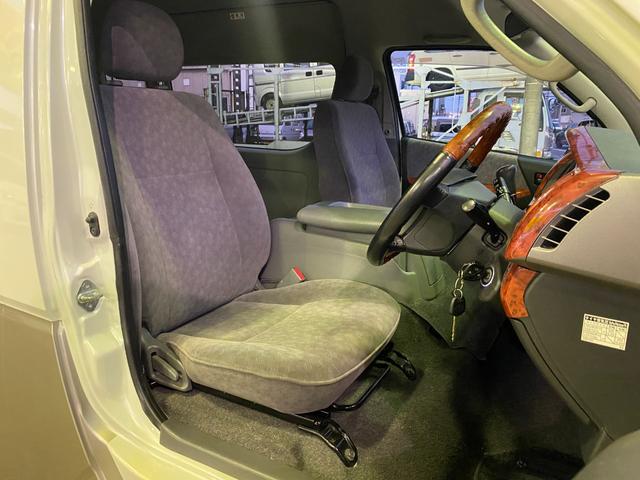 ハイエースワゴン グランドキャビン　１０人乗り　ユーザー買取車　パワースライド　ナビ　フルセグ　Ｂｌｕｅｔｏｏｔｈ　ＤＶＤビデオ再生　バックカメラ　ＥＴＣ　ＬＥＤライト　オートライト　リクライニングシート　ＡＣ１００Ｖ　コンビハンドル（19枚目）