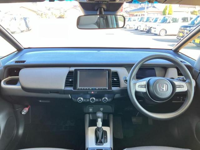 フィット ｅＨＥＶクロスター　新品タイヤ／保証書／純正　８インチ　ＳＤナビ／ホンダセンシング／車線逸脱防止支援システム／ヘッドランプ　ＬＥＤ／Ｂｌｕｅｔｏｏｔｈ接続／ＥＴＣ／ＥＢＤ付ＡＢＳ／横滑り防止装置／クルーズコントロール（4枚目）