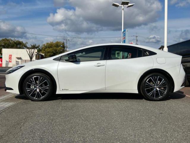 プリウス ４ＷＤ　Ｚ　ガラスルーフ／保証書／ディスプレイオーディオ１２．３インチ／デジタルインナーミラー／トヨタセーフティセンス／シートヒーター　前席／パノラミックビューモニター／シート　合皮　衝突被害軽減システム　４ＷＤ（2枚目）