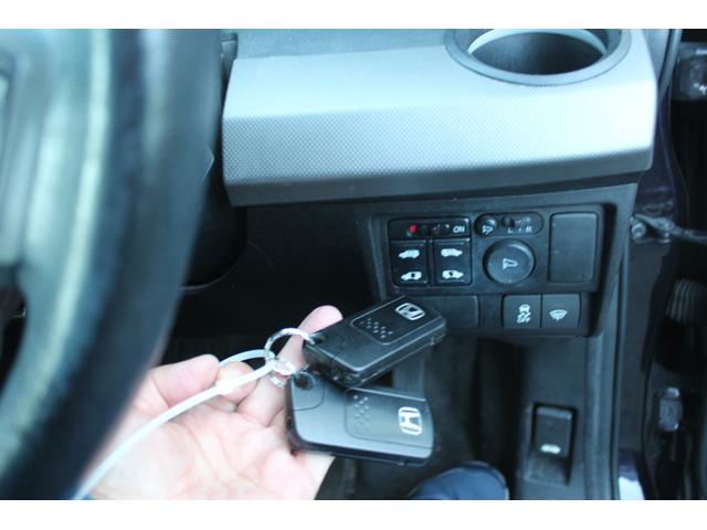 フリードハイブリッド ジャストセレクション　フルセグナビ　バックカメラ　左右パワースライドドア　スマートキー二個　オートライトＨＩＤ　ＥＴＣ　純正アルミ（16枚目）