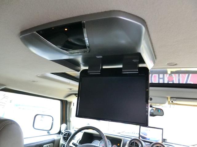ベースグレード 左H 4WD 外20AW リフトアップ 外マフラー 背面タイヤ HID 大型4連フォグ 後席モニター サンルーフ 黒本革 PWシート シートH HDDナビ フルセグTV バックカメラ メッキパーツ(12枚目)