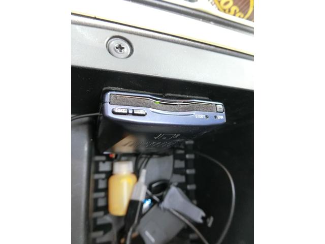 ベースグレード 左H 4WD 外20AW リフトアップ 外マフラー 背面タイヤ HID 大型4連フォグ 後席モニター サンルーフ 黒本革 PWシート シートH HDDナビ フルセグTV バックカメラ メッキパーツ(33枚目)