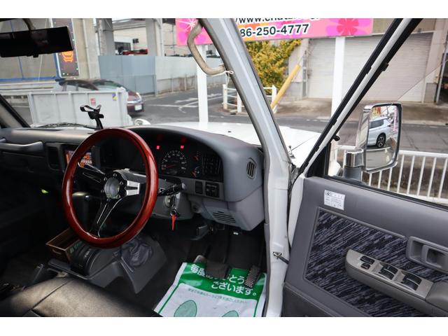 ＳＸワイド　パールツートン全塗装　ディーゼルターボ　４ＷＤ　外品１５ＡＷ　リフトアップ　革調シートカバー　外品メモリーナビ　フルセグＴＶ　ＣＤ　ＤＶＤ再生　ウッドステアリング　ＰＳ　ＰＷ　エアコン　タイベル交換済(12枚目)